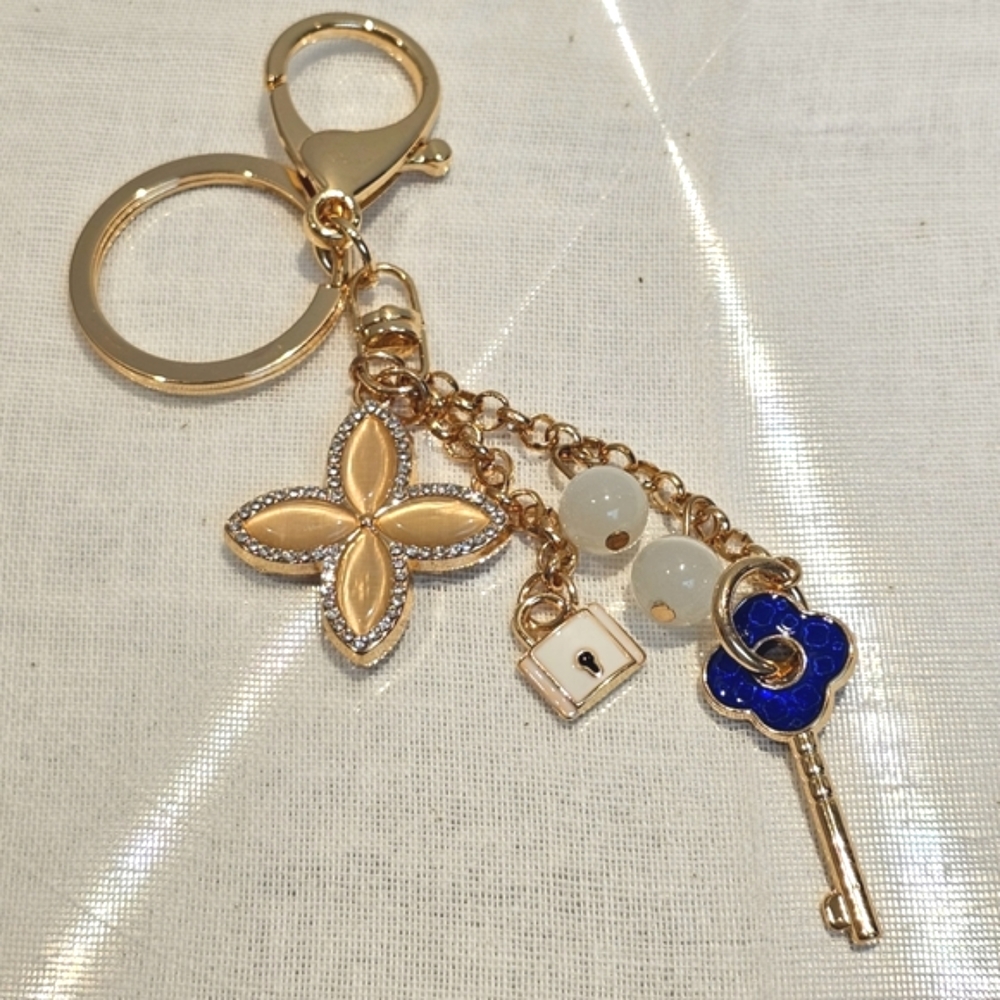 NWT - crystal key keychain with clover pearl and gold accents